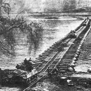 美军横渡莱茵河(转自:历史上的今天。com)